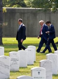 Trump pak pokračoval na hřbitov s fotografem své kampaně, i když to pravidla zakazují