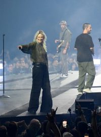 Kapela Linkin Park se zpěvačkou Emily Armstrongovou