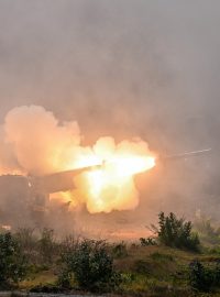 Příslušníci americké armády odpalují HIMARS při cvičení na Jávě v Indonésii