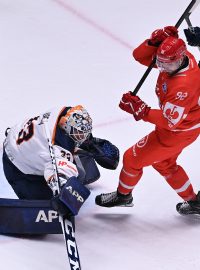 Zleva brankář Emil Larmi z Växjö, Michal Teplý z Třince a Keegan Lowe také z Växjö.