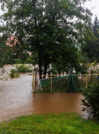 Úroveň povodní v Kladsku. Povodňová výstraha pro Dolní Slezsko v Polsku se vyvíjí. Vody je stále více.