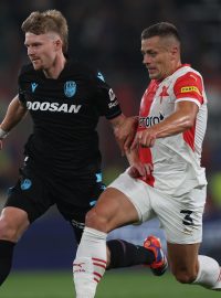 Plzeňský Pavel Šulc v souboji o míč s Tomášem Holešem ze Slavie