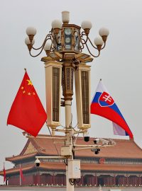 Čínská a slovenská vlajka u Zakázaného města v Pekingu