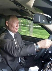 Ruský prezident Vladimir Putin veze Kim Čong-una během své červnové návštěvy Severní Koreje