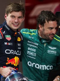 Max Verstappen a Fernando Alonso