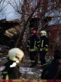 Litevští hasiči, záchranáři a policisté pracují u trosek nákladního letadla DHL u Vilniusu