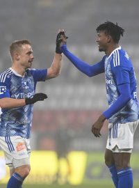 Fotbalisté Olomouce v dohrávce 15. kola první ligy porazili v přesilovce po obratu Slovácko 2:1 a poskočili na šesté místo tabulky