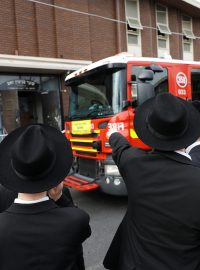 Svědek, který se účastnil ranních modliteb, vstoupil do synagogy a viděl dvě osoby v maskách, uvedl detektiv Chris Murray