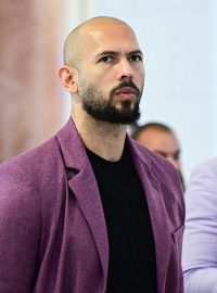 Andrew Tate (vlevo) a jeho bratr Tristan u soudu v Bukurešti