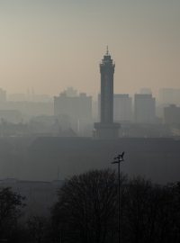 Moravskoslezský kraj je zahalen do smogu. Pohled na centrum Ostravy z lávky pro pěší nad fotbalovým stadionem Bazaly (fotografie z 27. prosince 2024)