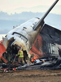 Při nehodě letounu společnosti Jeju Air v Muanu přišlo o život 179 ze 181 lidí na palubě