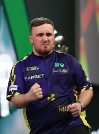 Luke Littler se stal nejmladším šipkařským šampionem v historii