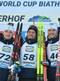 Sprint v Oberhofu ovládli Francouzi. Druhý se umístil Fabien Claude, kterého porazil Quentin Fillon Maillet, třetí skončil Emilien Jacquelin (zleva doprava)