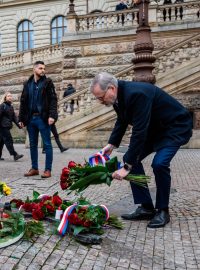 Premiér Petr Fiala (ODS) pokládá věnec k památníku Jana Palacha