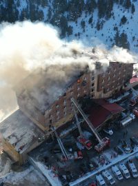 Požár hotelu v lyžařském středisku Kartalkaya v Turecku