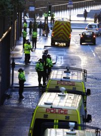 Policisté stojí v ulicích před liverpoolským korunním soudem před odchodem Axela Rudakubana, který byl odsouzen poté, co se přiznal k vraždám tří dívek na tanečním kurzu v Southportu