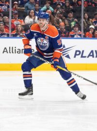 Connor McDavid před brankářem Seattlu Joeyem Daccordem