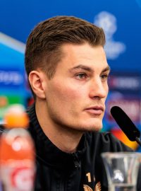 Útočník Patrik Schick z Leverkusenu na tiskové konferenci před zápasem se Spartou