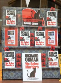 Nová kniha Richarda Osmana ve výloze v anglickém Ipswichi