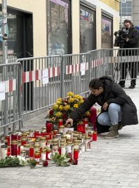 Lidé truchlí u provizorního památníku ve Villachu na místě, kde muž náhodně zaútočil nožem na kolemjdoucí