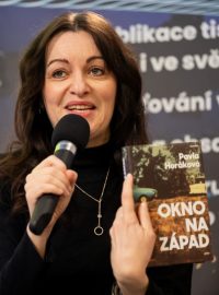 Spisovatelka Pavla Horáková s její novou knihou Okno na západ