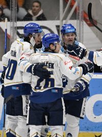 Hokejisté Kladna se radují z gólu do sítě Olomouce