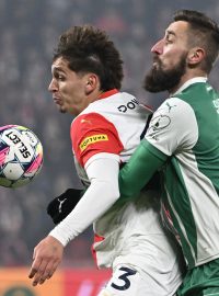 Mojmír Chytil ze Slavie v souboji o míč s Janem Shejbalem z pražských Bohemians