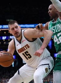 Nikola Jokić v souboji s Alem Horfordem z Bostonu