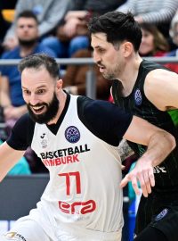 Vojtěch Hurban z Nmyburka bráněný Paulem Lacombem z Nanterre v zápase Ligy mistrů