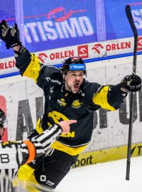 Maxim Čajkovič salví vítězný gól Litvínova v prvním zápase předkola extraligového play-off proti Třinci