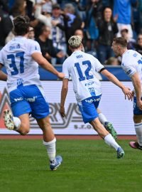 Fotbalisté Baníku Ostrava se radují ze vstřeleného gólu do sítě Mladé Boleslavi v zápase 25. kola fotbalové ligy