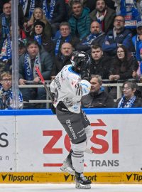 Karlovarský útočník Ondřej Procházka slaví vítězný gól v úvodním utkání čtvrtfinále play-off proti Kometě