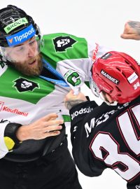 Mladoboleslavský Adam Jánošík a Kevin Klíma z Hradce Králové v pěstním souboji