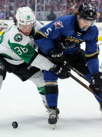 Stanislav Svozil (v modrém) v barvách týmu Cleveland Monsters