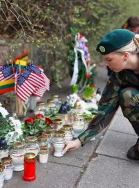 Tisíce lidí se v Litvě loučí se čtyřmi vojáky z USA, kteří utonuli v bažině