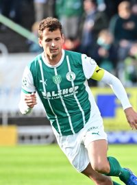 Kapitán pražských Bohemians Lukáš Hůlka brání Lukáše Červa z Plzně