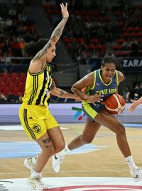 Basketbalistka ZVVZ USK Praha Valeriane Ayayi přispěla 16 body k výhře pražského celku nad Fenerbahce 91:71