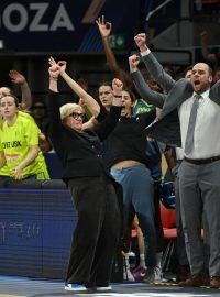 Trenérka Natália Hejková se raduje s týmem ZVVZ USK Praha ze zisku titulu v Eurolize