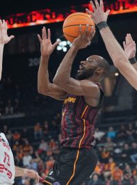 Will Cummings z Galatasaray zakončuje na koš Nymburku