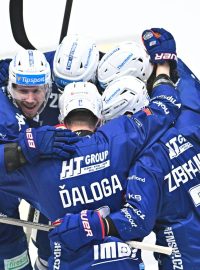 Hokejisté brněnské Komety se radují z branky do sítě Pardubic
