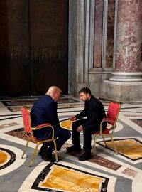 Donald Trump a Volodymyr Zelenskyj se sešli v bazilice svatého Petra ve Vatikánu