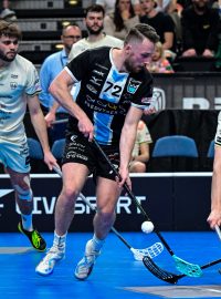 Florbalisté Tatranu (v bílém) se snaží zabránit průniku Adama Delonga