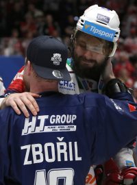 Bratři Adam (v modrém) a Jakub Zbořilovi po sedmém utkání finále hokejové extraligy