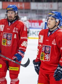 Obránce Jiří Ticháček před dalšími českými hokejisty po zápase se Švýcarskem