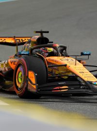 Oscar Piatri z McLarenu na trati v Miami