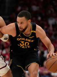 Stephen Curry z Golden State se snaží uniknout Dillonu Brooksovi z Houstonu