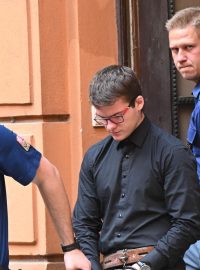 Obžalovaný Daniel Štěpán přichází v doprovodu eskorty ke Krajskému soudu v Brně