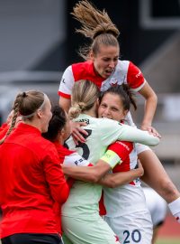 Fotbalistky Slavie slaví svůj čtvrtý zisk poháru. 17. května můžou na Edenu slavit i svůj čtvrtý double