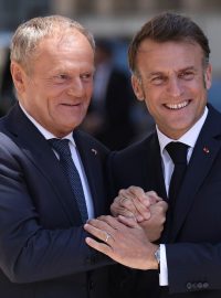 Polský premiér Donald Tusk (vlevo) s francouzským prezidentem Emmanuelem Macronem (vpravo)