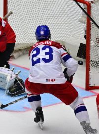 Lukáš Sedlák v půjčené helmě dává vyrovnávací gól a posílá zápas do prodloužení